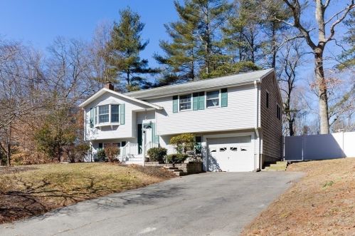 158 Elizabeth Dr, Raynham, MA 02767-1501