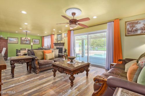 4210 Country Gables Dr, Phoenix AZ 85053-4528 exterior