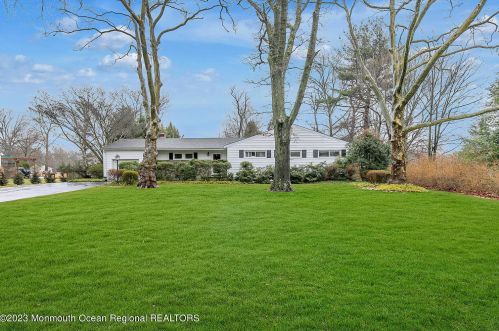 35 Meredith Dr, Tinton Falls, NJ 07724-3123