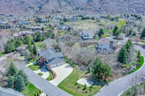 35 Lone Holw Dr, Sandy UT 84092-5530 exterior