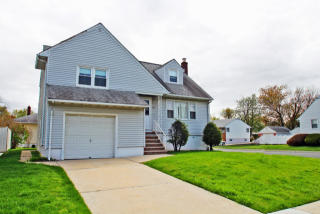 33 Oak St, Carteret, NJ 07008-2232