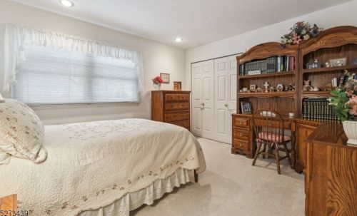 47 Ronald Dr, East Hanover NJ  07936-1420 exterior