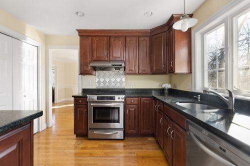 14 Wompatuck Rd, Hingham MA 02043-1100 exterior