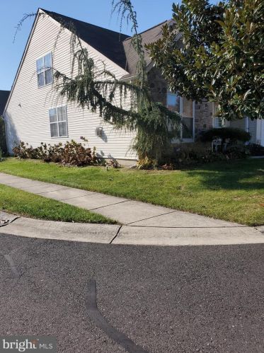 301 Castlewood Way, West Deptford NJ  08096-5161 exterior