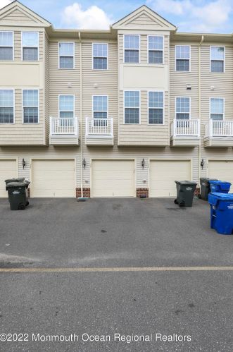 35 Kyle Dr, Tinton Falls NJ 07712-7536 exterior