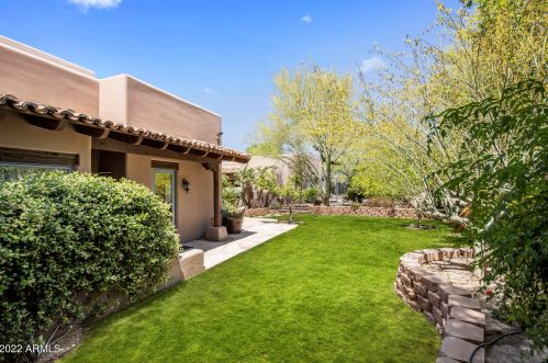 2020 Bethany Home Rd, Phoenix AZ 85014-2434 exterior