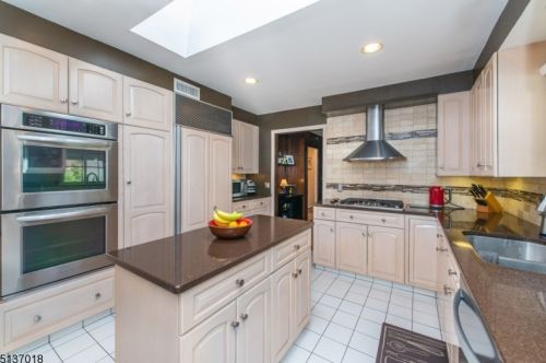 23 Brentwood Dr, East Hanover, NJ 07936-2403