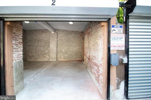 913 16th St, Philadelphia PA 19146-2142 exterior