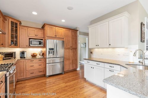 210 White Rd, Little Silver NJ 07739-1137 exterior