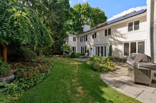 108 Nehoiden Rd, Newton, MA 02468-1926