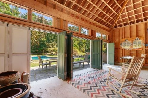 10 Summer St, Hingham MA 02043-2219 exterior