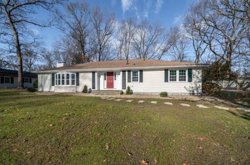 39 Sunset Dr, Seekonk MA 02771-4511 exterior