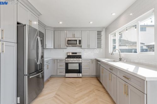 13095 Neptune Dr, San Leandro CA  94577-3130 exterior