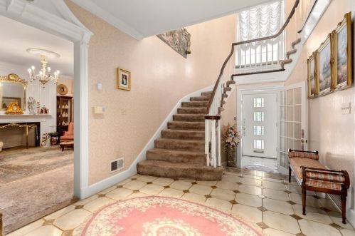 115 Mandalay Rd, Newton, MA 02459-1318