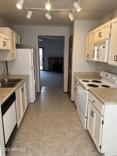 118 Anderson Ave, Phoenix AZ  85022-2318 exterior