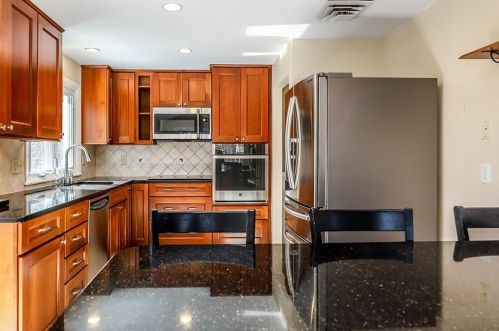 14 Selwyn Rd, Newton MA 02461-2142 exterior