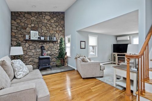 4 Linden Pl, Weymouth MA 02189-1607 exterior