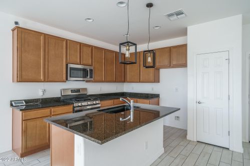 3720 58th Dr, Phoenix, AZ 85043-2410