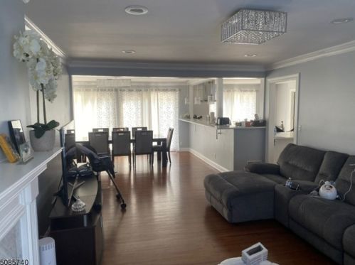 17 Troy Rd, East Hanover NJ  07936-1423 exterior