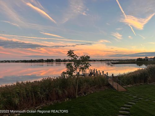 670 Little Silver Point Rd, Little Silver NJ  07739-1737 exterior