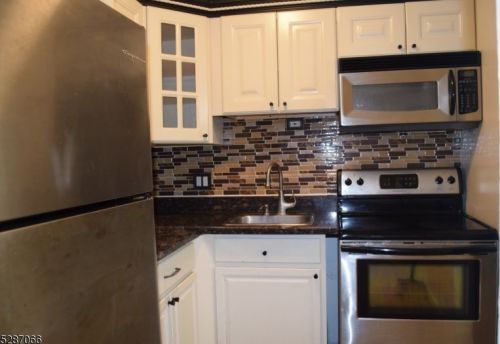 39 Lincoln Gdns, Lake Hiawatha, NJ 07034-2407