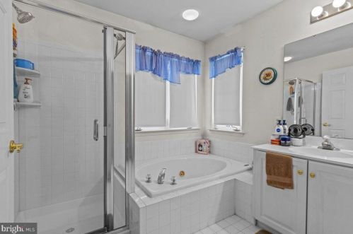 13 Equestrian Dr, Burlington NJ 08016-3065 exterior