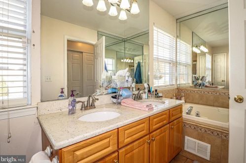 9 Canal Vw Dr, Trenton NJ 08648-1319 exterior