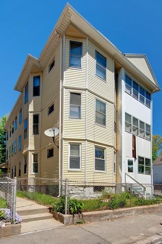 16 Blossom St, Worcester, MA 01609-3401