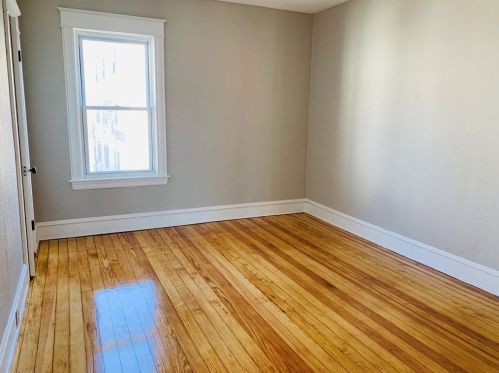 1427 Plymouth Ave, Fall River MA 02721-2562 exterior