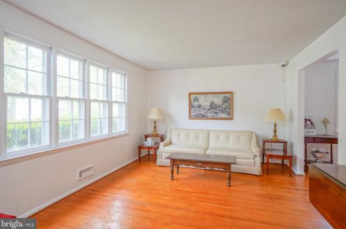 330 Westwood Ct, West Deptford, NJ 08096