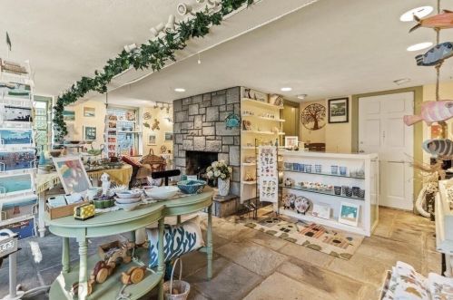 32 Main St, Rockport MA 01966-1512 exterior