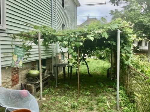 187 Crapo St, New Bedford MA 02744-1027 exterior