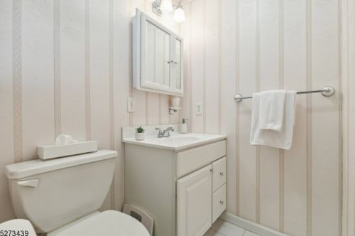 47 Ronald Dr, East Hanover NJ  07936-1420 exterior