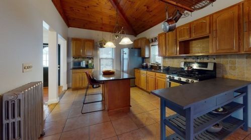 37 Centre St, Quincy, MA 02169-6341