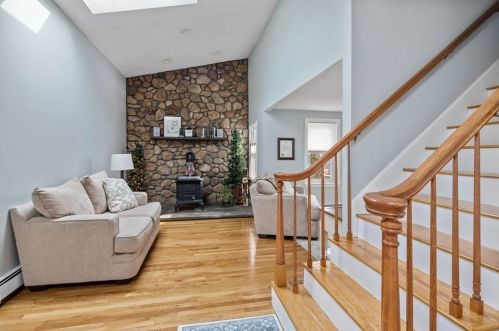 4 Linden Pl, Weymouth MA 02189-1607 exterior