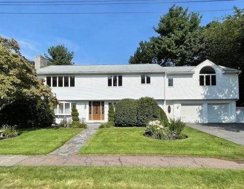 97 Locksley Rd, Lynnfield, MA 01940-1413