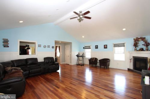 1042 Madison Ave, West Deptford, NJ 08096-1927