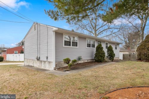 319 Delaware St, West Deptford, NJ 08096-5875