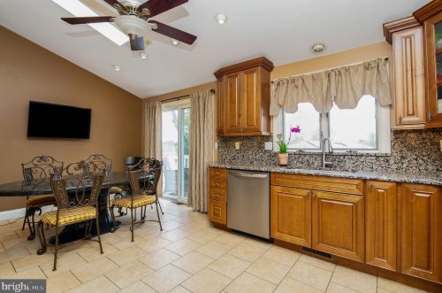 422 Meadowcroft Rd, West Deptford NJ 08096-4007 exterior