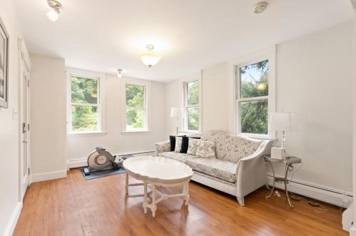 215 Ave, Weston MA 02493-1908 exterior