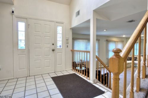 35 Dartmoor Rd, East Hanover, NJ 07936-3914