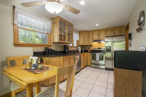 2 Jonathan Rd, Burlington MA 01803-1414 exterior