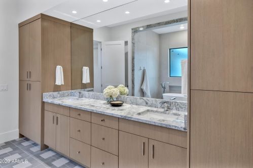 2053 37 Pl, Phoenix AZ 85050-8309 exterior