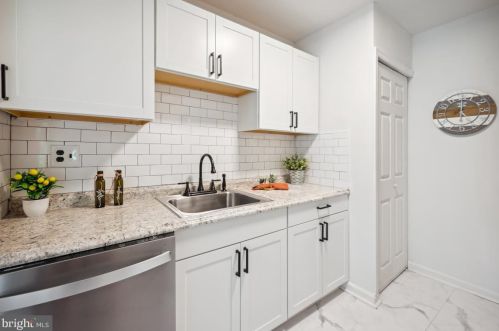 9 Maplewood Ct, West Deptford NJ 08066-2406 exterior