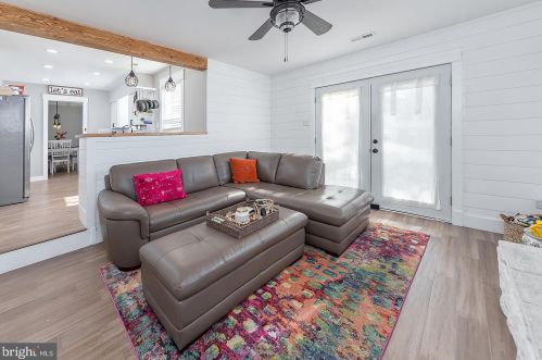 105 Red Stone Rdg, West Deptford NJ  08096-4134 exterior