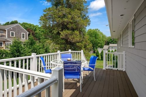 10 Leonard St, Hingham MA 02043-4725 exterior