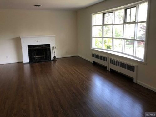 85 Phelps Ave, Cresskill NJ  07626-2421 exterior