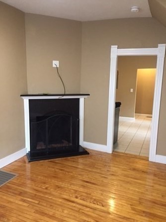 30 Windsor St, Worcester MA 01605-3732 exterior