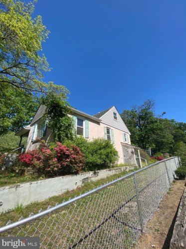 562 Lakeside Ave, West Deptford, NJ 08096-6444