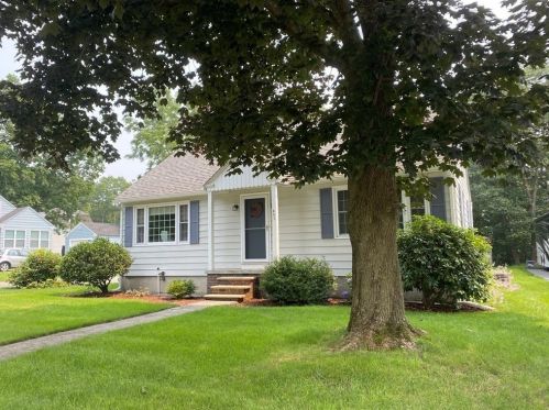 401 Aiken Ave, Dracut, MA 01826-5034